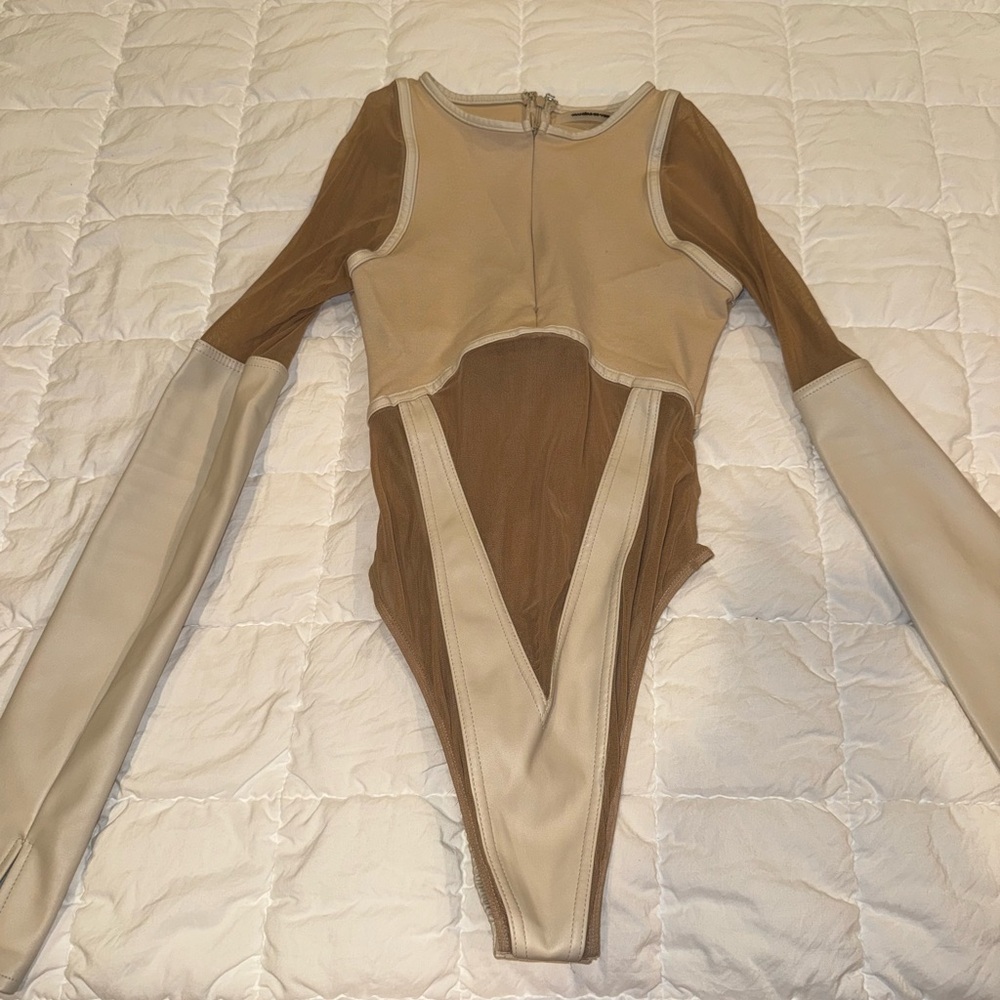 HIGH LEG EFFECT VEGAN LEATHER BODYSUIT - BEIGE